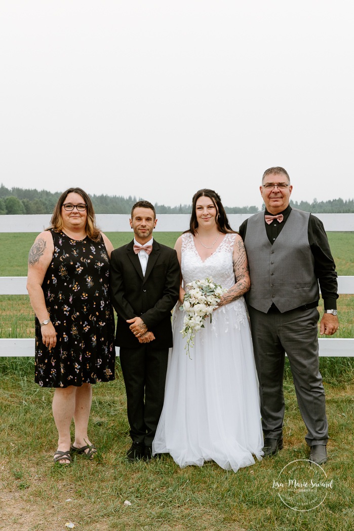 Wedding family photos. Rustic wedding photos. Mariage à l'Orée des Champs. Photographe de mariage au Saguenay-Lac-Saint-Jean. Saguenay photographer. Saguenay wedding.