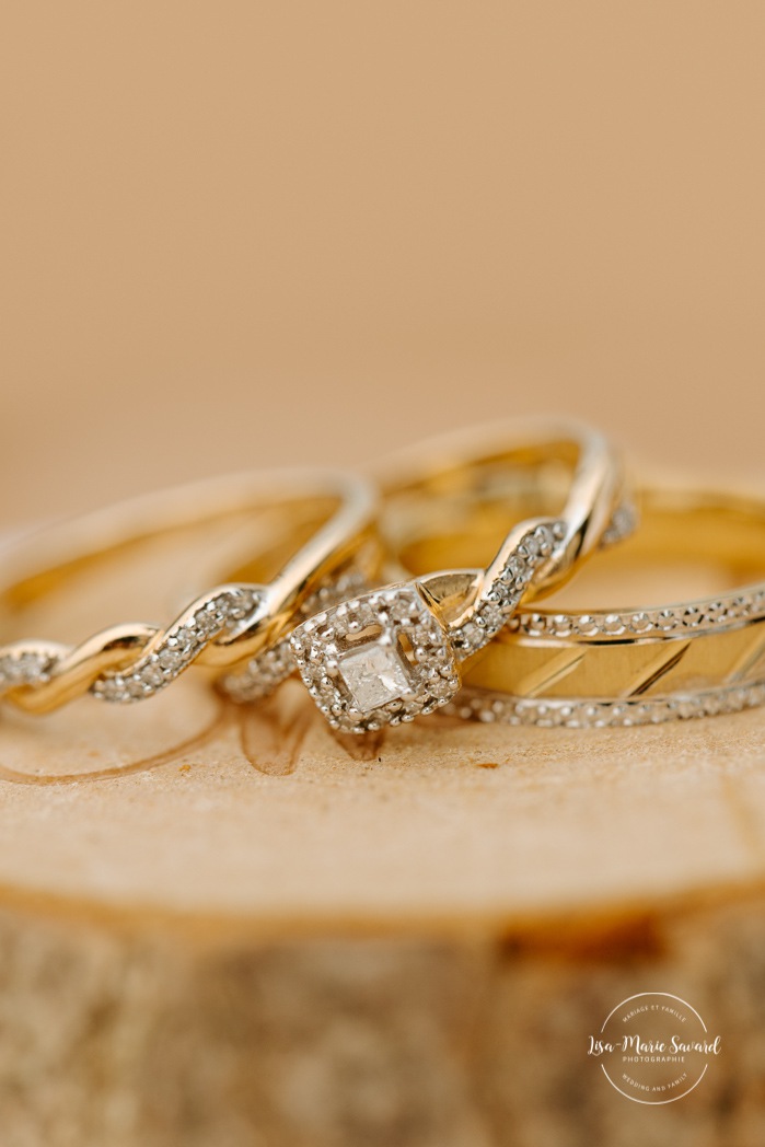 Wedding rings macro photo. Mariage à l'Orée des Champs. Photographe de mariage au Saguenay-Lac-Saint-Jean. Saguenay photographer. Saguenay wedding.