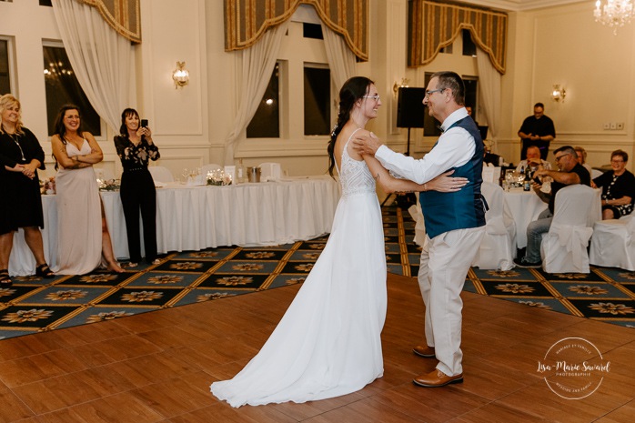 Ballroom wedding reception. Bride and father dancing. Mariage au Manoir Richelieu à Charlevoix. Photographe de mariage à Charlevoix. Fairmont Le Manoir Richelieu.
