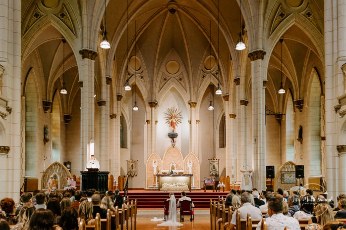 Catholic church wedding. Mariage dans une église. Église du Sacré-Coeur Chicoutimi. Mariage à la Pulperie de Chicoutimi. Photographe de mariage au Saguenay-Lac-Saint-Jean. Photographe mariage Saguenay.