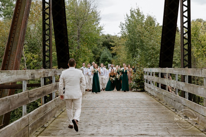 Emotional wedding first look on bridge. Groom crying after seeing bride for the first time. Mariage à la Pulperie de Chicoutimi. Photographe de mariage au Saguenay-Lac-Saint-Jean. Photographe mariage Saguenay.