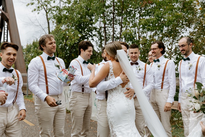 Wedding first look with groomsmen. Mariage à la Pulperie de Chicoutimi. Photographe de mariage au Saguenay-Lac-Saint-Jean. Photographe mariage Saguenay.