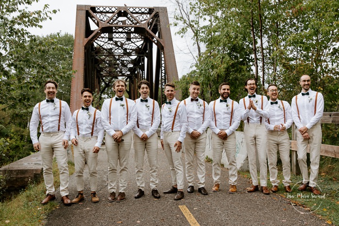 Wedding first look with groomsmen. Mariage à la Pulperie de Chicoutimi. Photographe de mariage au Saguenay-Lac-Saint-Jean. Photographe mariage Saguenay.