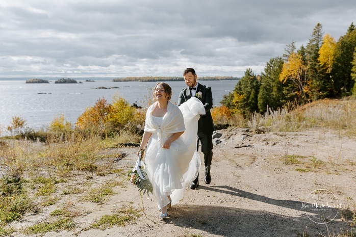 Wedding first look overlooking lake. Waterfront first look. Fall first look. Mariage à l'Auberge des Îles à Saint-Gédéon. Photographe mariage Saguenay-Lac-Saint-Jean. Photographe mariage Saguenay. 