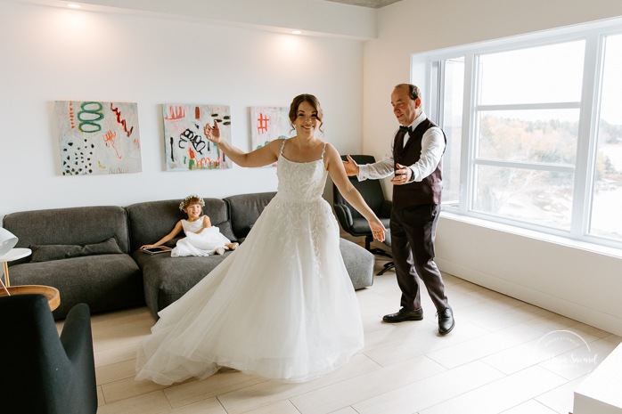 Bride practicing first dance with father. Mariage à l'Auberge des Îles à Saint-Gédéon. Photographe mariage Saguenay-Lac-Saint-Jean. Photographe mariage Saguenay.