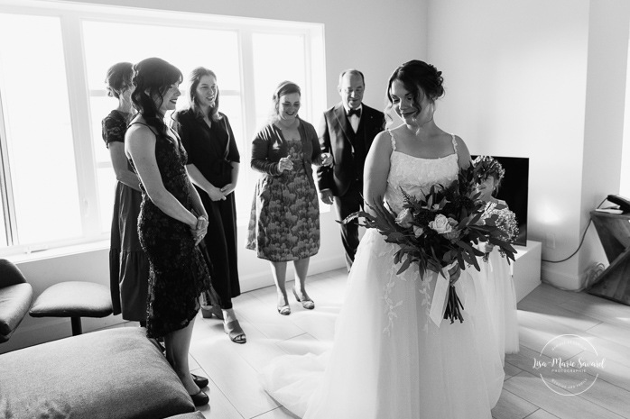 Bride first look with family. Family's reaction when seeing bride. Mariage à l'Auberge des Îles à Saint-Gédéon. Photographe mariage Saguenay-Lac-Saint-Jean. Photographe mariage Saguenay. 