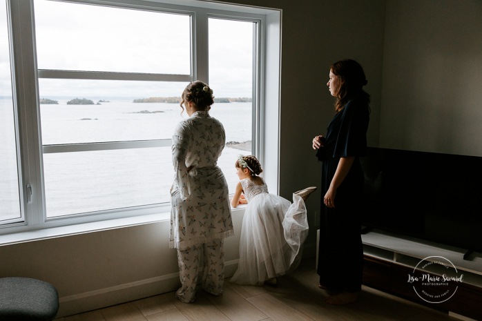 Bride getting ready with family in hotel room. Mariage à l'Auberge des Îles à Saint-Gédéon. Photographe mariage Saguenay-Lac-Saint-Jean. Photographe mariage Saguenay. 