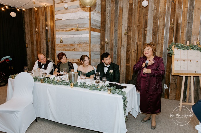 Emotional wedding speeches. Mariage à l'Auberge des Îles à Saint-Gédéon. Photographe mariage Saguenay-Lac-Saint-Jean. Photographe mariage Saguenay. 