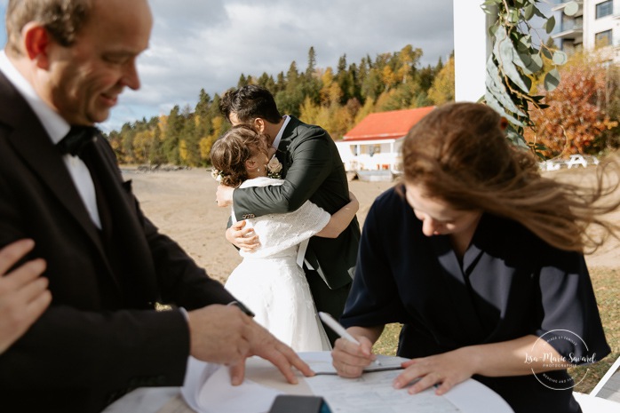 Beach wedding ceremony. Fall outdoor wedding ceremony. Lake wedding ceremony. Mariage à l'Auberge des Îles à Saint-Gédéon. Photographe mariage Saguenay-Lac-Saint-Jean. Photographe mariage Saguenay. 