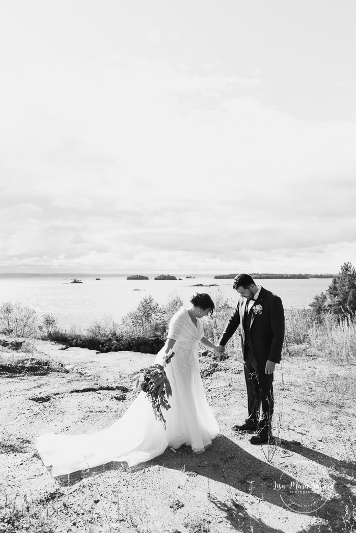 Wedding first look overlooking lake. Waterfront first look. Fall first look. Mariage à l'Auberge des Îles à Saint-Gédéon. Photographe mariage Saguenay-Lac-Saint-Jean. Photographe mariage Saguenay. 