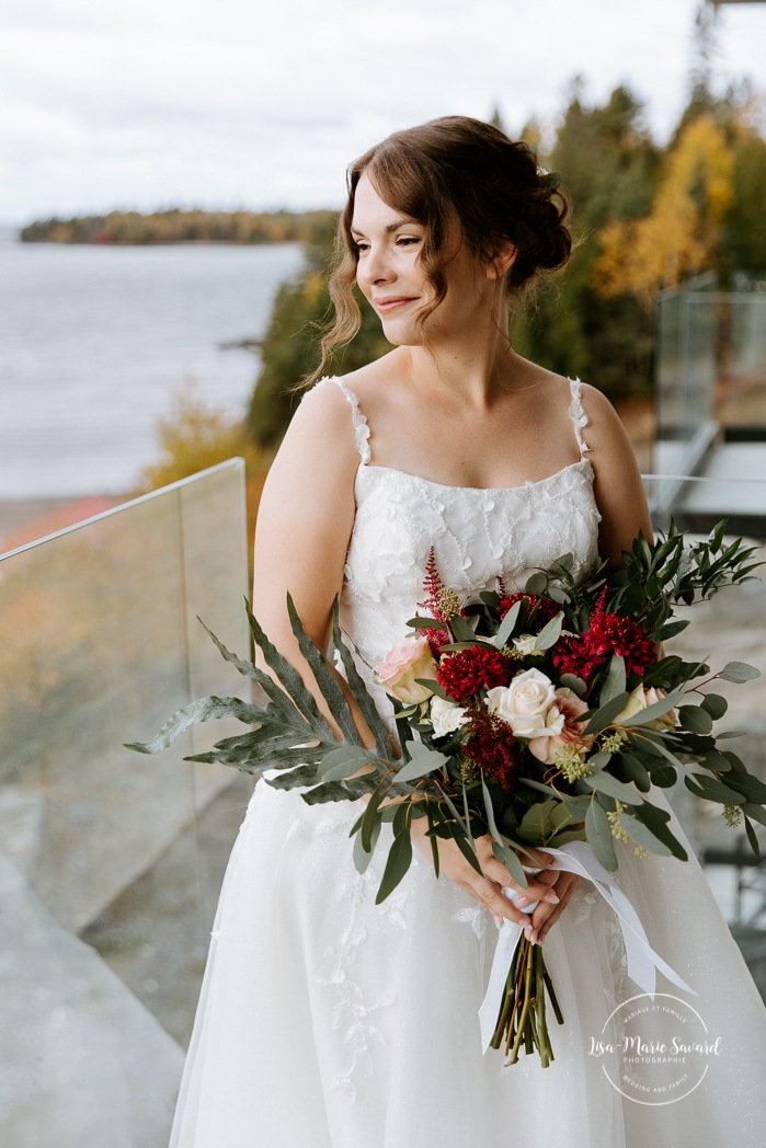 Bride reading vows before ceremony. Mariage à l'Auberge des Îles à Saint-Gédéon. Photographe mariage Saguenay-Lac-Saint-Jean. Photographe mariage Saguenay.