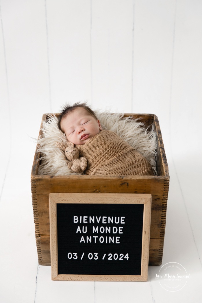 Minimalist newborn photos. Clean newborn photos. Asian baby newborn photos. Photographe de nouveau-né à Montréal. Montreal newborn photographer. Photos de nouveau-né à Montréal. Montreal newborn photos.