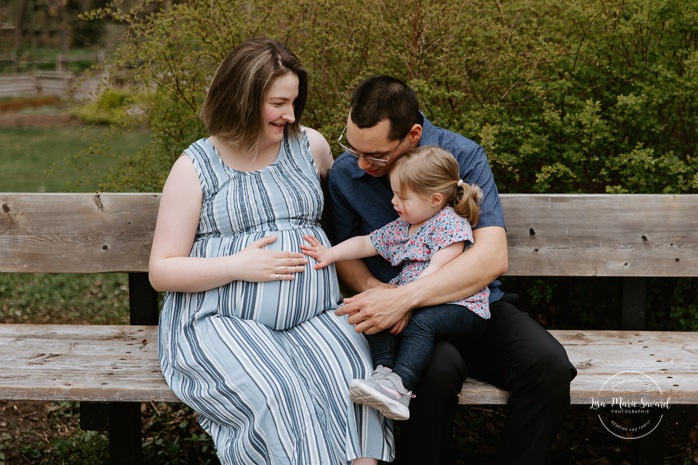 Spring maternity photos. Spring family photos. Family photos with toddler girl. Cute family photos ideas. Photographe à Laval. Séance photo de famille Centre de la Nature. Laval photographer. Centre de la Nature family photoshoot.