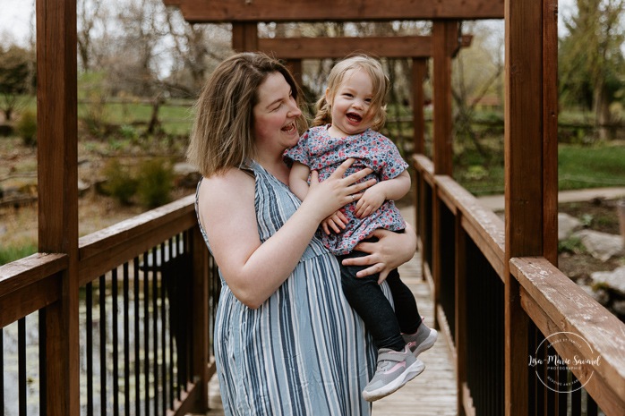 Spring maternity photos. Spring family photos. Family photos with toddler girl. Cute family photos ideas. Photographe à Laval. Séance photo de famille Centre de la Nature. Laval photographer. Centre de la Nature family photoshoot.