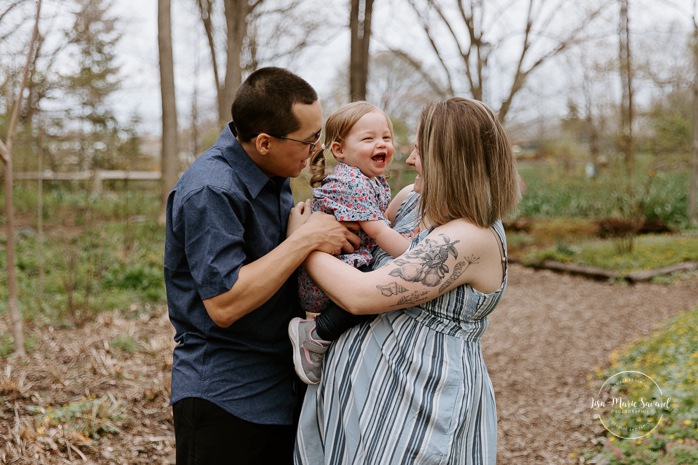 Spring maternity photos. Spring family photos. Family photos with toddler girl. Cute family photos ideas. Photographe à Laval. Séance photo de famille Centre de la Nature. Laval photographer. Centre de la Nature family photoshoot.