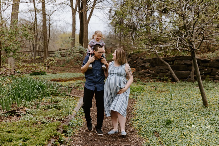 Spring maternity photos. Spring family photos. Family photos with toddler girl. Cute family photos ideas. Photographe à Laval. Séance photo de famille Centre de la Nature. Laval photographer. Centre de la Nature family photoshoot.