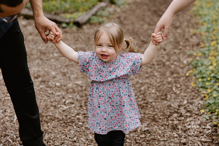 Spring maternity photos. Spring family photos. Family photos with toddler girl. Cute family photos ideas. Photographe à Laval. Séance photo de famille Centre de la Nature. Laval photographer. Centre de la Nature family photoshoot.