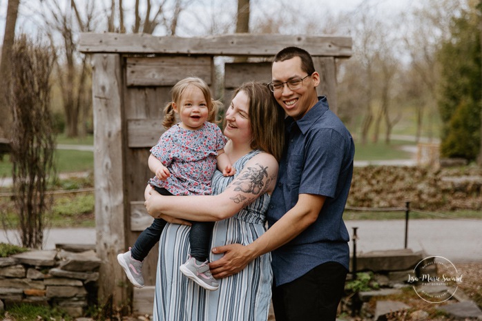 Spring maternity photos. Spring family photos. Family photos with toddler girl. Cute family photos ideas. Photographe à Laval. Séance photo de famille Centre de la Nature. Laval photographer. Centre de la Nature family photoshoot.