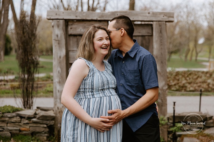 Spring maternity photos. Cute maternity photos ideas. Photographe à Laval. Séance photo de famille Centre de la Nature. Laval photographer. Centre de la Nature family photoshoot.