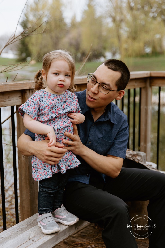 Spring maternity photos. Spring family photos. Family photos with toddler girl. Cute family photos ideas. Photographe à Laval. Séance photo de famille Centre de la Nature. Laval photographer. Centre de la Nature family photoshoot.