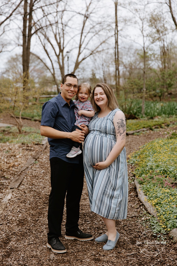 Spring maternity photos. Spring family photos. Family photos with toddler girl. Cute family photos ideas. Photographe à Laval. Séance photo de famille Centre de la Nature. Laval photographer. Centre de la Nature family photoshoot.