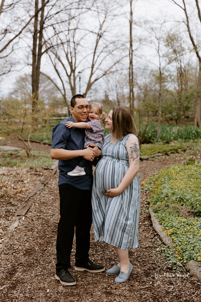 Spring maternity photos. Spring family photos. Family photos with toddler girl. Cute family photos ideas. Photographe à Laval. Séance photo de famille Centre de la Nature. Laval photographer. Centre de la Nature family photoshoot.