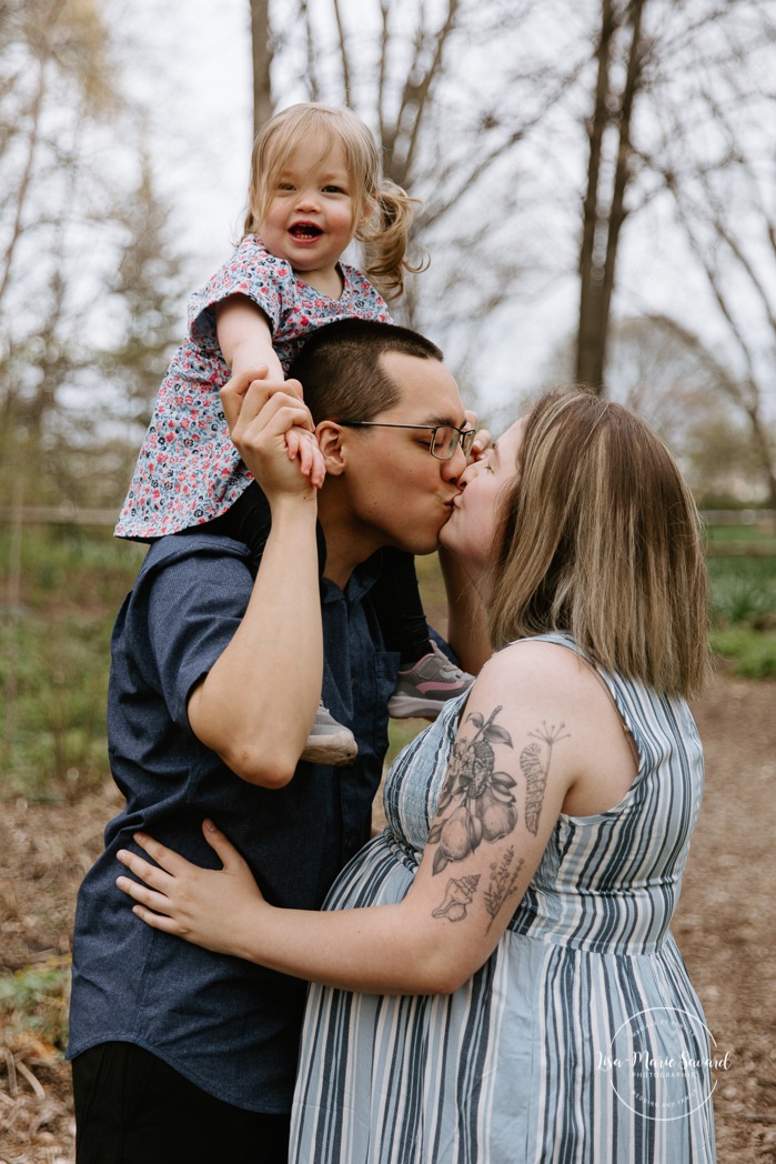 Spring maternity photos. Spring family photos. Family photos with toddler girl. Cute family photos ideas. Photographe à Laval. Séance photo de famille Centre de la Nature. Laval photographer. Centre de la Nature family photoshoot.