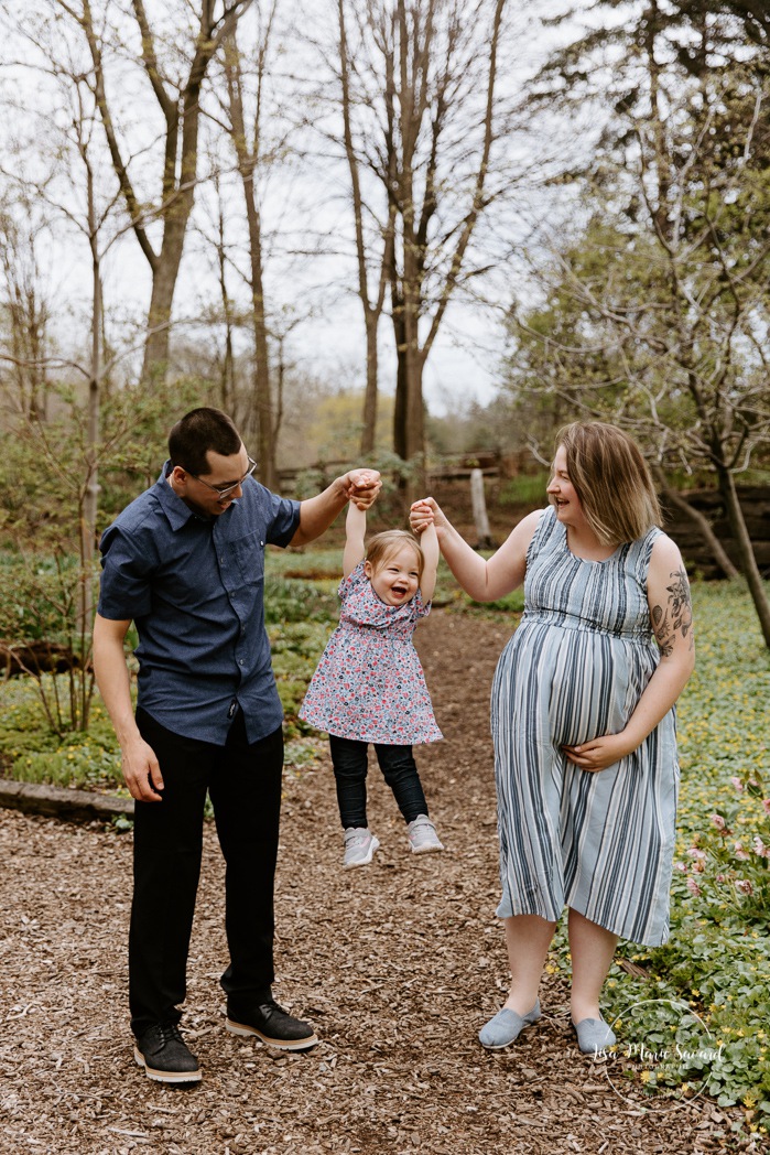 Spring maternity photos. Spring family photos. Family photos with toddler girl. Cute family photos ideas. Photographe à Laval. Séance photo de famille Centre de la Nature. Laval photographer. Centre de la Nature family photoshoot.