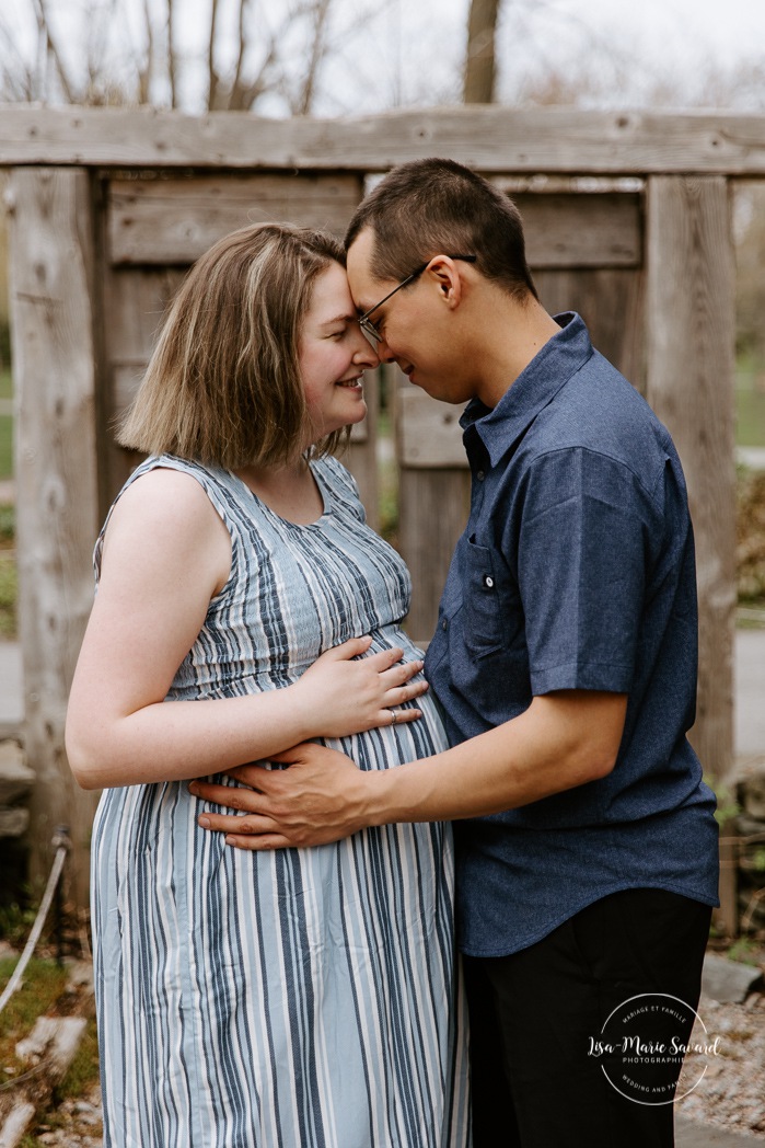 Spring maternity photos. Cute maternity photos ideas. Photographe à Laval. Séance photo de famille Centre de la Nature. Laval photographer. Centre de la Nature family photoshoot.