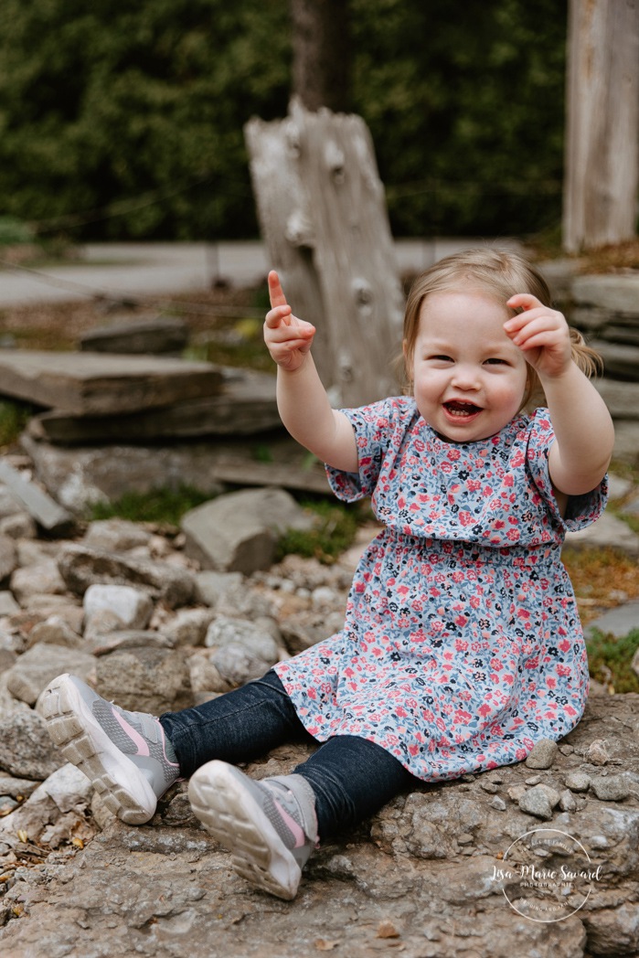 Spring maternity photos. Spring family photos. Family photos with toddler girl. Cute family photos ideas. Photographe à Laval. Séance photo de famille Centre de la Nature. Laval photographer. Centre de la Nature family photoshoot.