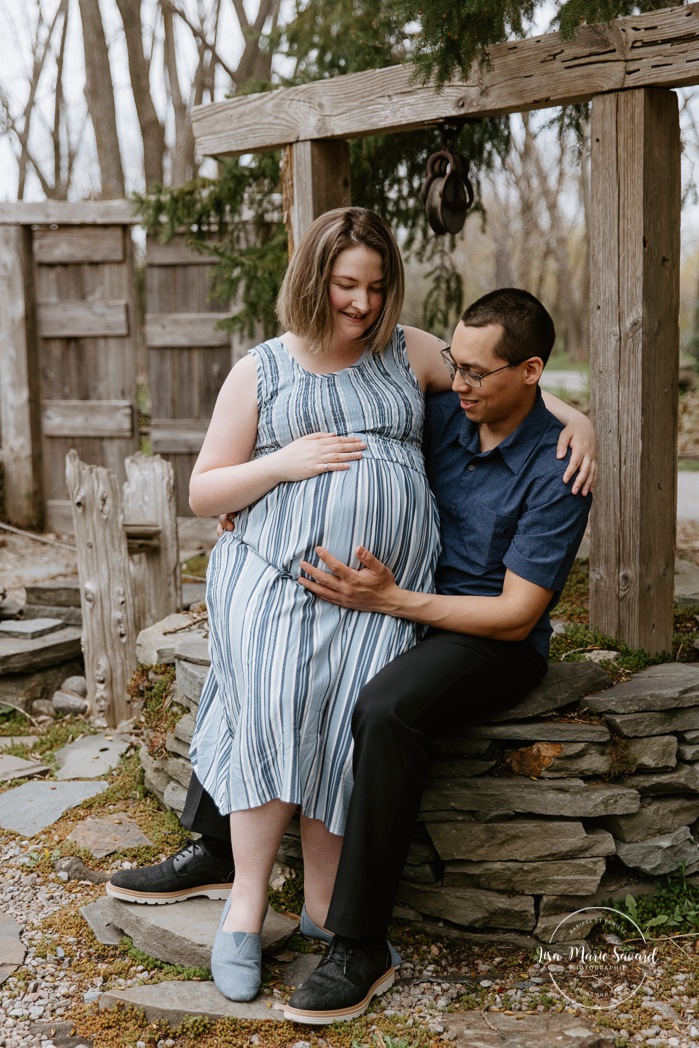 Spring maternity photos. Cute maternity photos ideas. Photographe à Laval. Séance photo de famille Centre de la Nature. Laval photographer. Centre de la Nature family photoshoot.