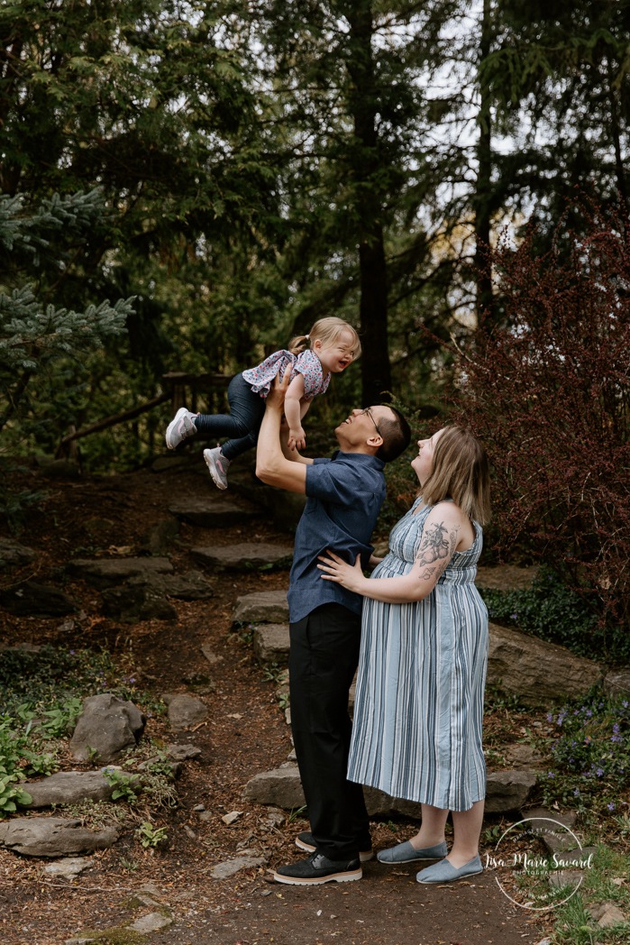 Spring maternity photos. Spring family photos. Family photos with toddler girl. Cute family photos ideas. Photographe à Laval. Séance photo de famille Centre de la Nature. Laval photographer. Centre de la Nature family photoshoot.