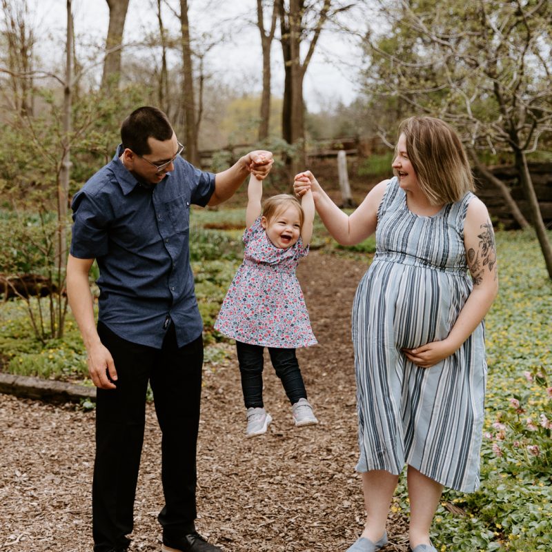 Spring maternity photos. Spring family photos. Family photos with toddler girl. Cute family photos ideas. Photographe à Laval. Séance photo de famille Centre de la Nature. Laval photographer. Centre de la Nature family photoshoot.