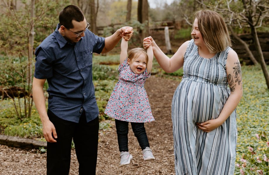 Spring maternity photos. Spring family photos. Family photos with toddler girl. Cute family photos ideas. Photographe à Laval. Séance photo de famille Centre de la Nature. Laval photographer. Centre de la Nature family photoshoot.