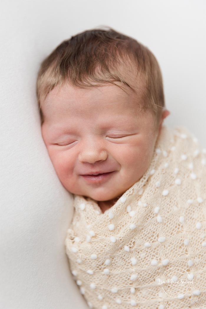 Minimalist newborn photos. Clean newborn photos. Baby girl newborn photos. Photographie de nouveau-né à Montréal. Montreal newborn photography. Séance photo bébé naissant Montréal. Montreal newborn baby photoshoot.