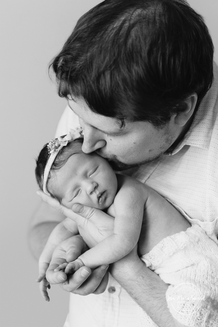 Dad holding newborn baby. Minimalist newborn photos. Clean newborn photos. Photographie de nouveau-né à Montréal. Montreal newborn photography. Séance photo bébé naissant Montréal. Montreal newborn baby photoshoot.