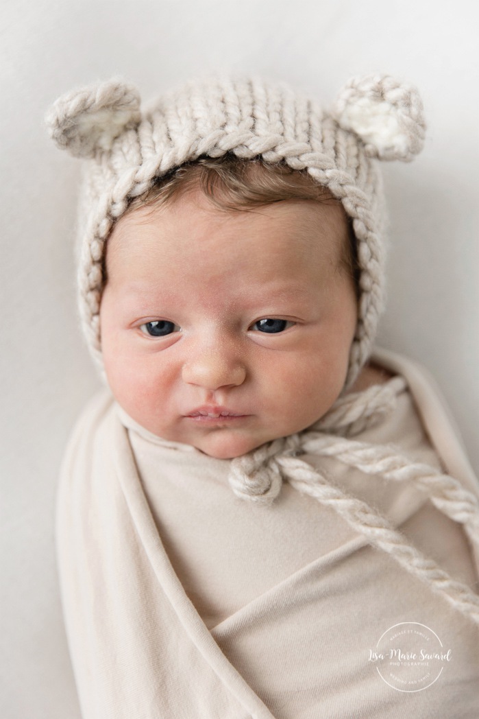 Minimalist newborn photos. Clean newborn photos. Baby girl newborn photos. Photographie de nouveau-né à Montréal. Montreal newborn photography. Séance photo bébé naissant Montréal. Montreal newborn baby photoshoot.