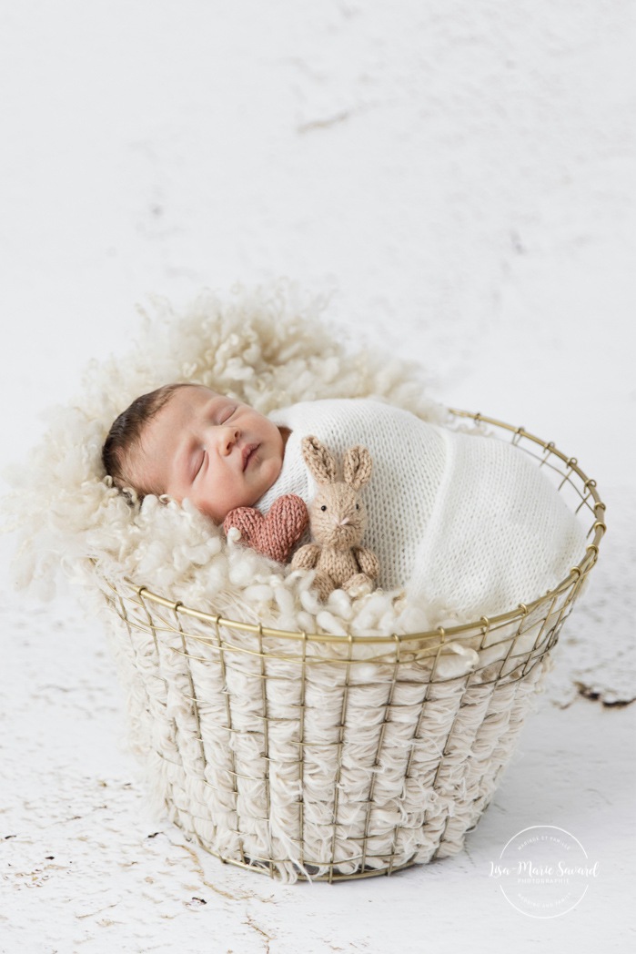 Minimalist newborn photos. Clean newborn photos. Baby girl newborn photos. Photographie de nouveau-né à Montréal. Montreal newborn photography. Séance photo bébé naissant Montréal. Montreal newborn baby photoshoot.