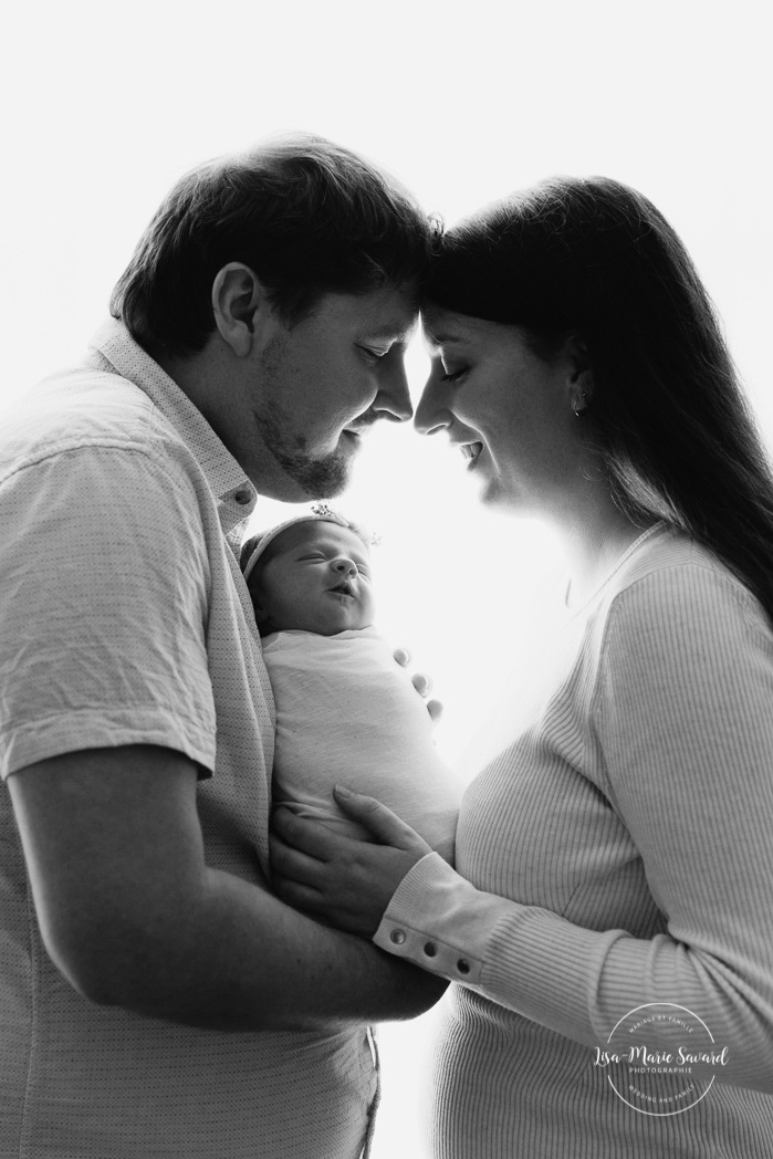 Parents holding newborn baby. Minimalist newborn photos. Clean newborn photos. Photographie de nouveau-né à Montréal. Montreal newborn photography. Séance photo bébé naissant Montréal. Montreal newborn baby photoshoot.