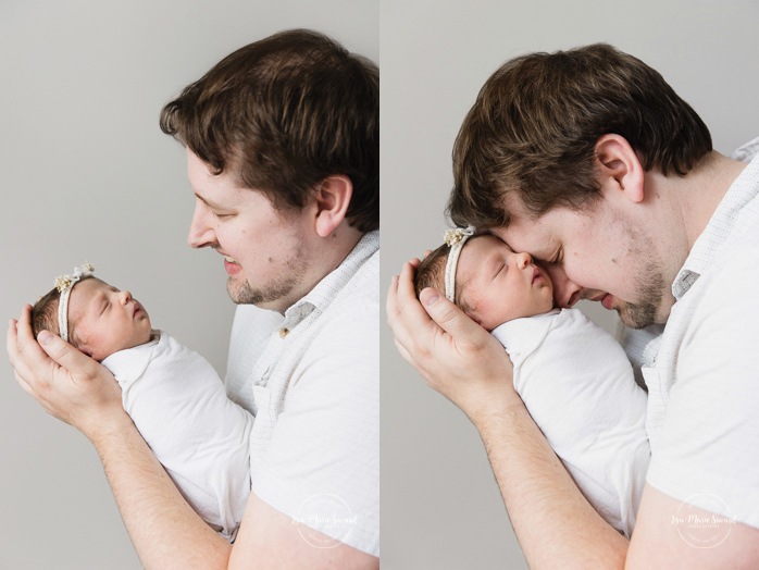 Dad holding newborn baby. Minimalist newborn photos. Clean newborn photos. Photographie de nouveau-né à Montréal. Montreal newborn photography. Séance photo bébé naissant Montréal. Montreal newborn baby photoshoot.