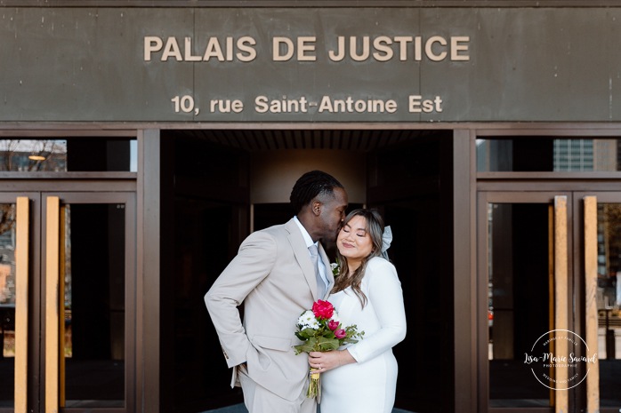 Montreal elopement wedding. Montreal courthouse elopement. Elopement à Montréal. Fugue amoureuse Montréal. Mariage au Palais de Justice de Montréal. Photographe de mariage à Montréal. Montreal wedding photographer.