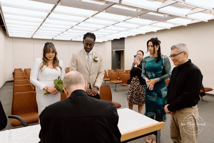 Montreal elopement wedding. Montreal courthouse elopement. Elopement à Montréal. Fugue amoureuse Montréal. Mariage au Palais de Justice de Montréal. Photographe de mariage à Montréal. Montreal wedding photographer.