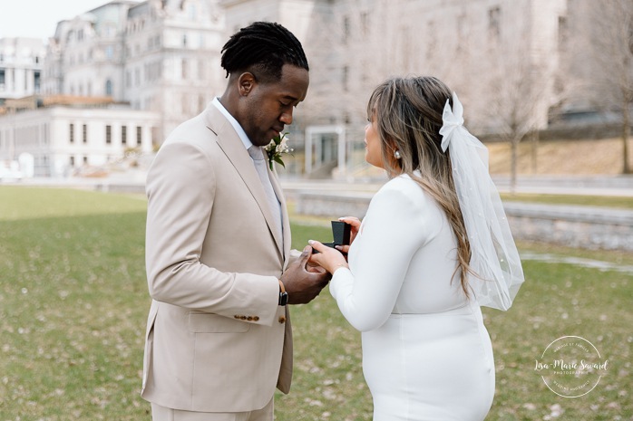 Montreal elopement wedding. Montreal courthouse elopement. Elopement à Montréal. Fugue amoureuse Montréal. Mariage au Palais de Justice de Montréal. Photographe de mariage à Montréal. Montreal wedding photographer.