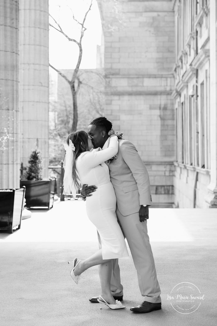 Urban wedding photos. Downtown wedding photos. Urban elopement photos. Old Montreal wedding photos. Montreal elopement wedding. Elopement à Montréal. Fugue amoureuse Montréal. Photographe de mariage à Montréal. Montreal wedding photographer.