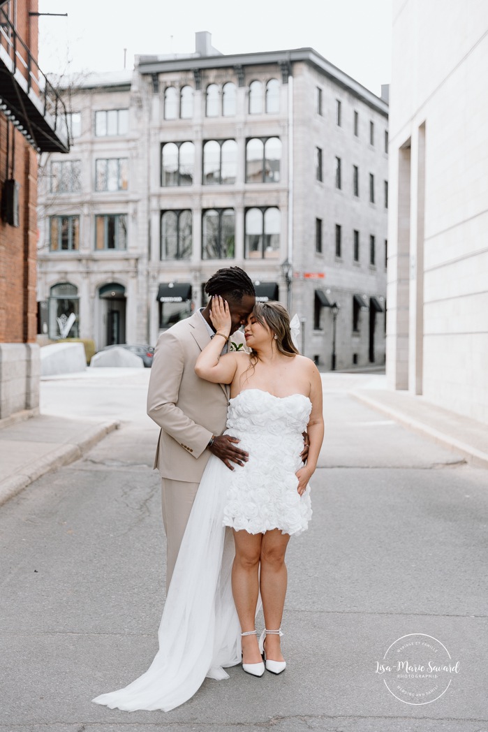 Urban wedding photos. Downtown wedding photos. Urban elopement photos. Old Montreal wedding photos. Montreal elopement wedding. Elopement à Montréal. Fugue amoureuse Montréal. Photographe de mariage à Montréal. Montreal wedding photographer.