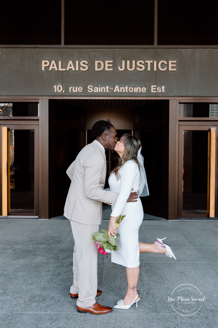 Montreal elopement wedding. Montreal courthouse elopement. Elopement à Montréal. Fugue amoureuse Montréal. Mariage au Palais de Justice de Montréal. Photographe de mariage à Montréal. Montreal wedding photographer.