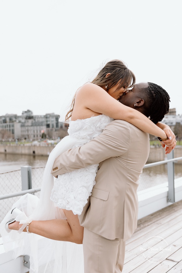 Urban wedding photos. Downtown wedding photos. Urban elopement photos. Old Montreal wedding photos. Montreal elopement wedding. Elopement à Montréal. Fugue amoureuse Montréal. Photographe de mariage à Montréal. Montreal wedding photographer.