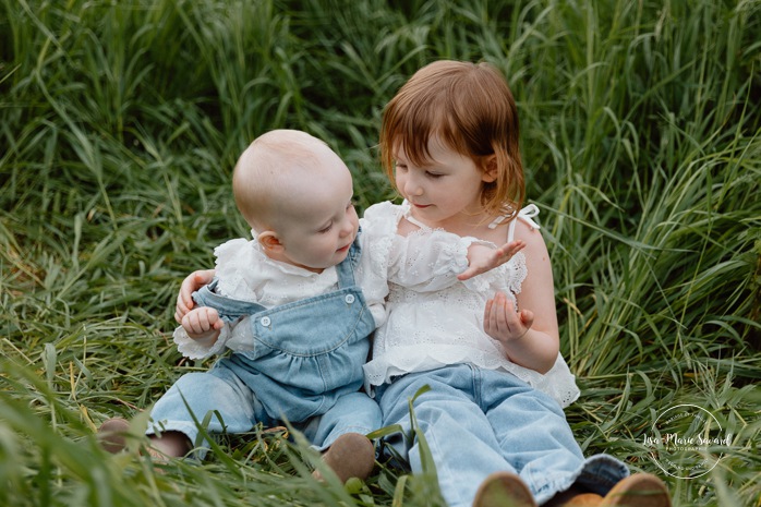 Spring family photos. Spring mini session ideas. Family photos with two kids. Mini séances familiales 2024. Photos sur le bord du fleuve à Montréal. Montreal mini session by the river.