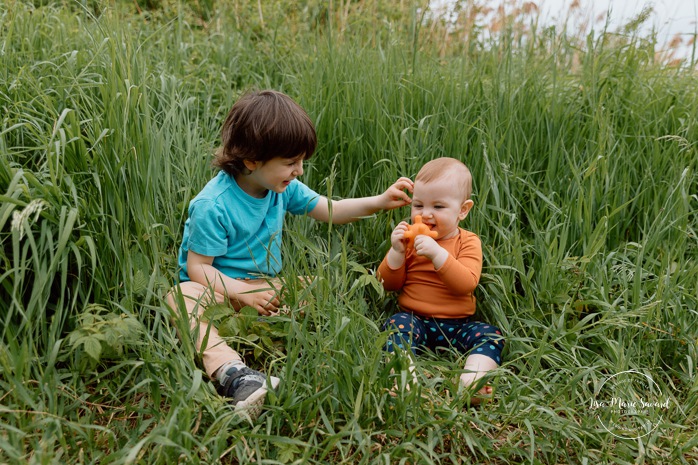 Spring family photos. Spring mini session ideas. Family photos with two kids. Mini séances familiales 2024. Photos sur le bord du fleuve à Montréal. Montreal mini session by the river.