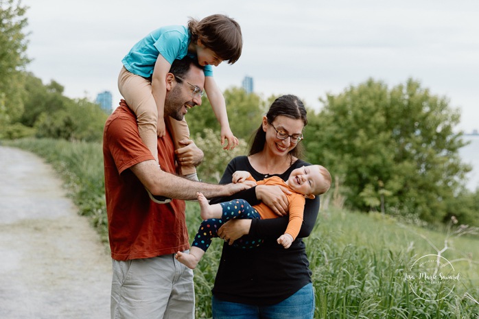 Spring family photos. Spring mini session ideas. Family photos with two kids. Mini séances familiales 2024. Photos sur le bord du fleuve à Montréal. Montreal mini session by the river.